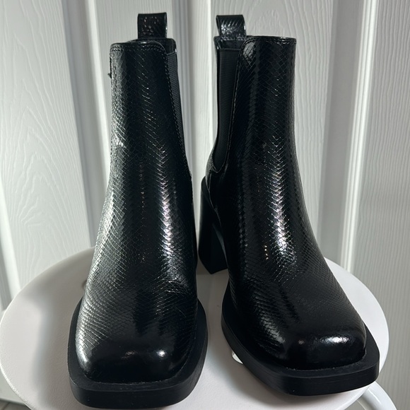 CHELSEA BOOTS WITH HEEL - Picture 11 of 15